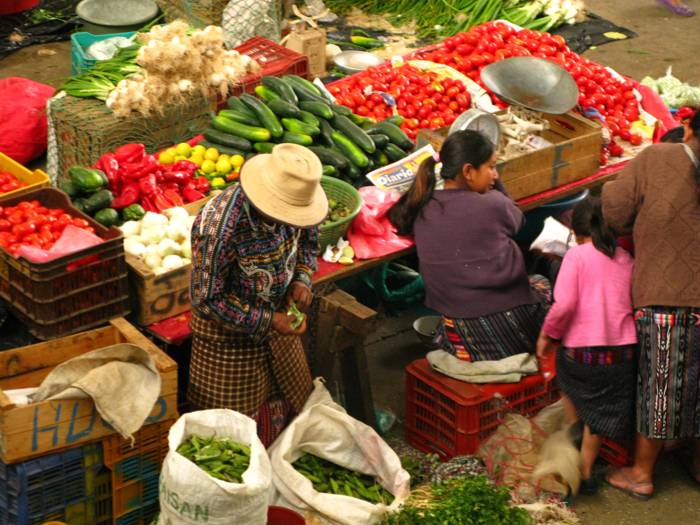Gemüsemarkt mit Händlerinnen in Tracht
