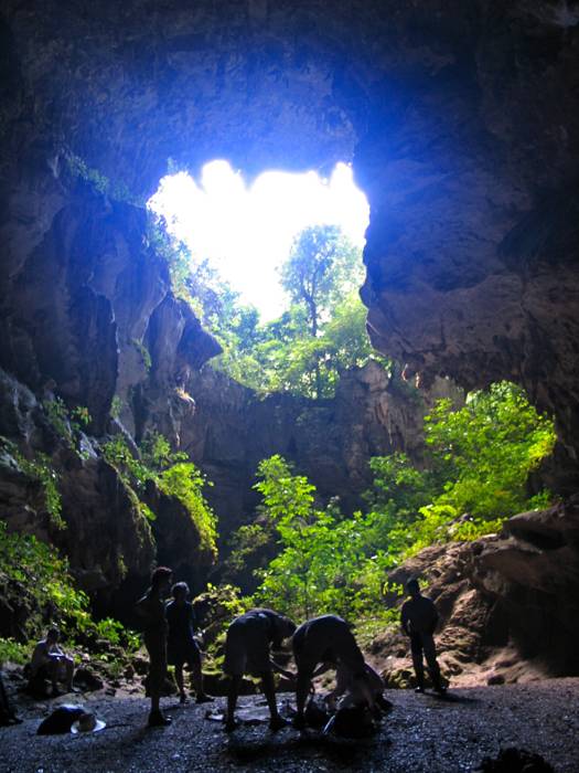 Höhle mit herzförmiger Öffnung und Reisegruppe