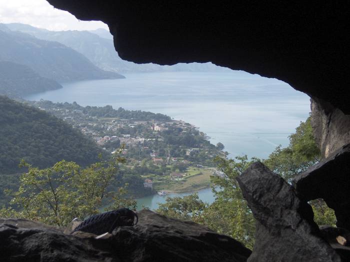 Blick aus der Höhle San Jorge auf den Atitlansee