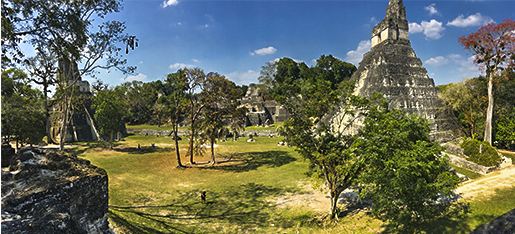 Große Plaza von Tikal mit Tempel